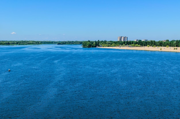 Vue sur un fleuve Dniepr en été