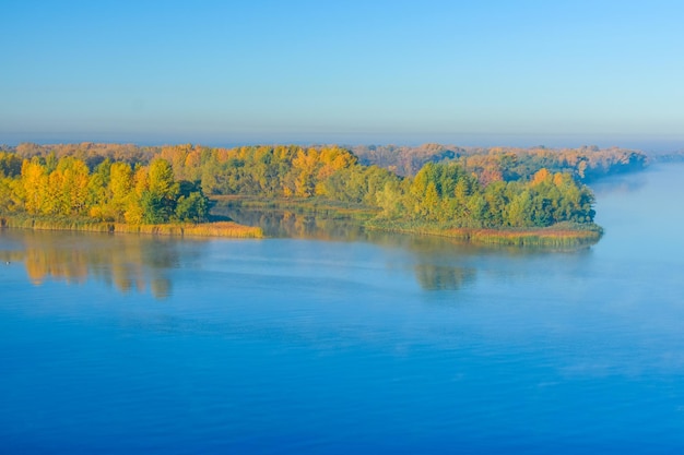 Vue sur un fleuve Dniepr à Krementchoug en automne