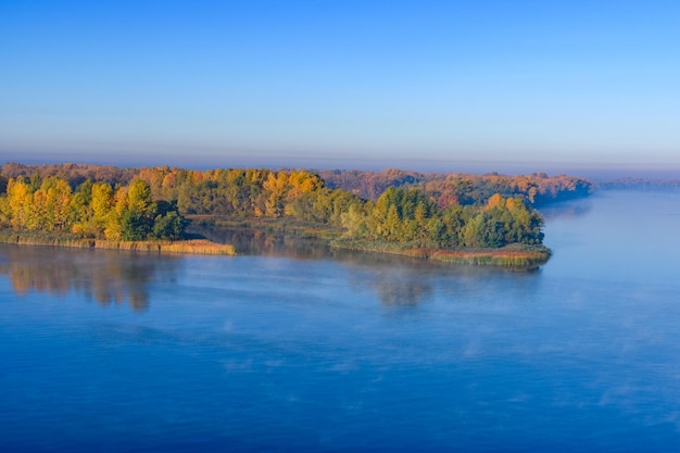 Vue sur un fleuve Dniepr à Krementchoug en automne