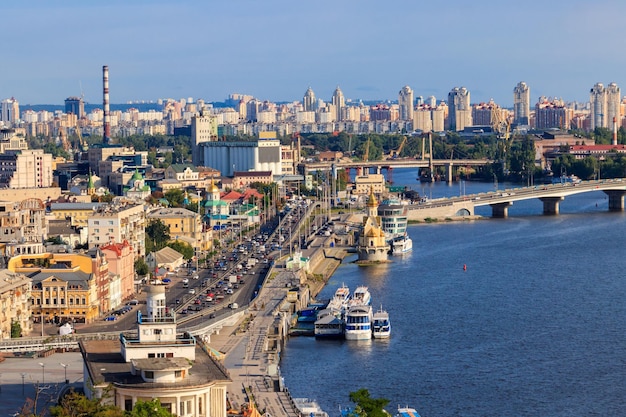 Vue sur le fleuve Dniepr et le paysage urbain de Kiev Ukraine