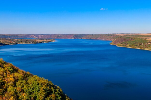 Vue sur le fleuve Dniestr en Ukraine à l'automne