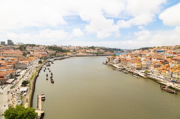 Photo vue sur le fleuve douro de porto et vila nova de gaia