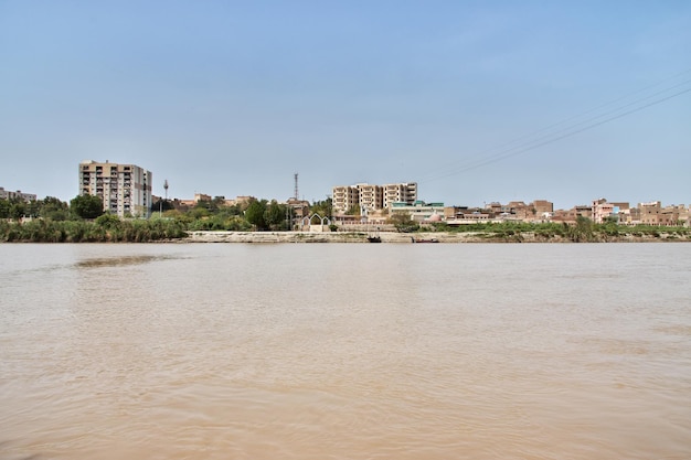 La vue sur le fleuve Indus à Sukkur au Pakistan