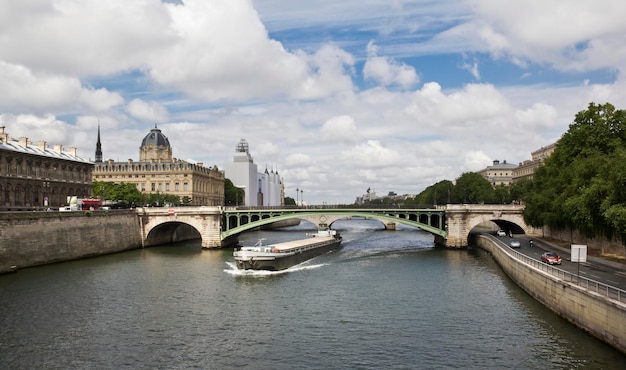 Vue sur le fleuve et ses berges