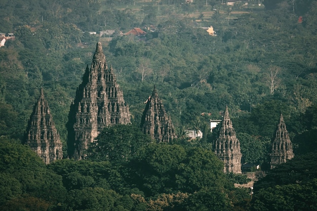 Vue floue du temple de Prambanan prise d'en haut