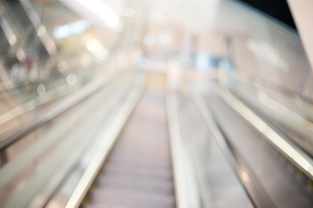 Vue floue de l'escalator