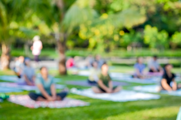 Vue Floue, Un Groupe De Thaïlandais Pratiquait Un Exercice De Yoga Dans Des Parcs Publics