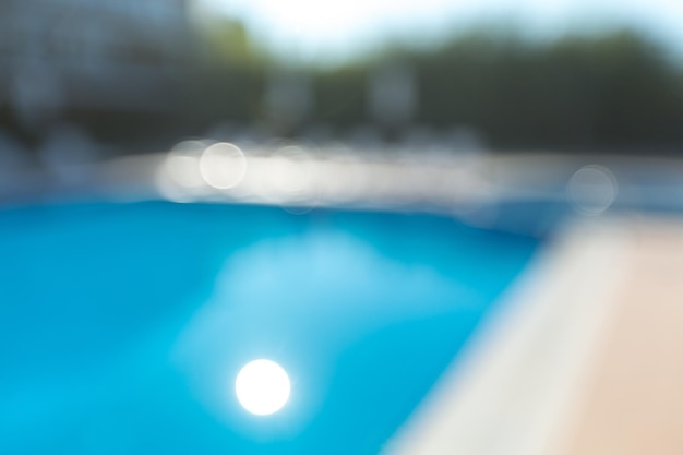 Vue floue de la piscine aux beaux jours