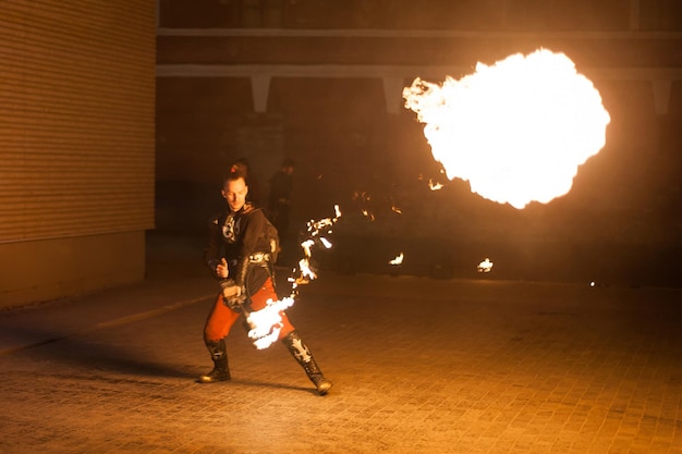 Vue floue Spectacle de feu Les hommes font des cercles de feu Arrière-plan flou