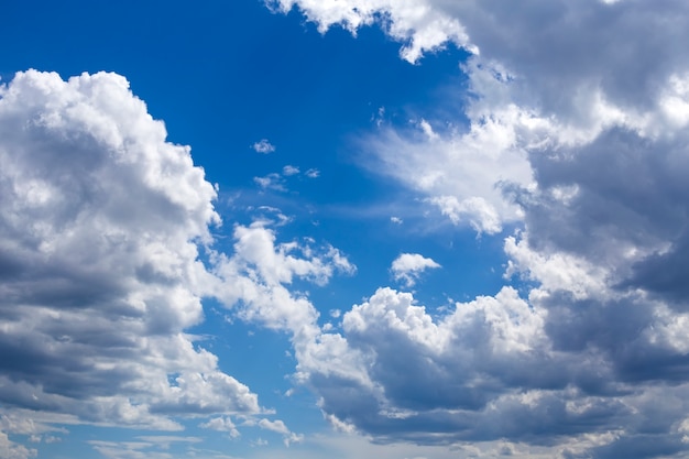 Vue sur fond de ciel bleu avec des nuages