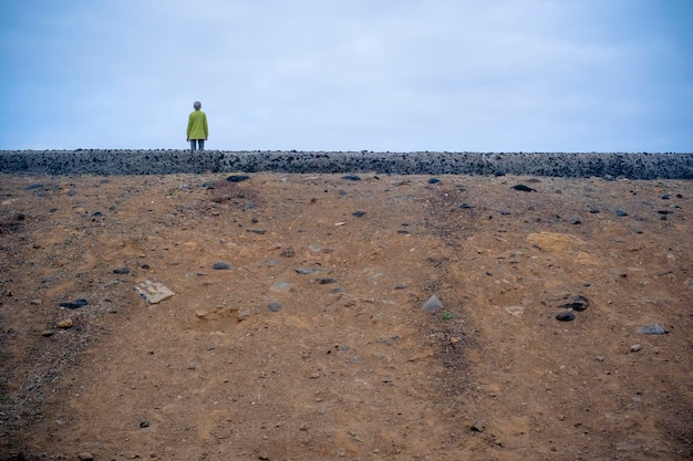 Vue de fond d'une personne seule dans nulle part avec copie de l'espace tristesse dépression solitude concept