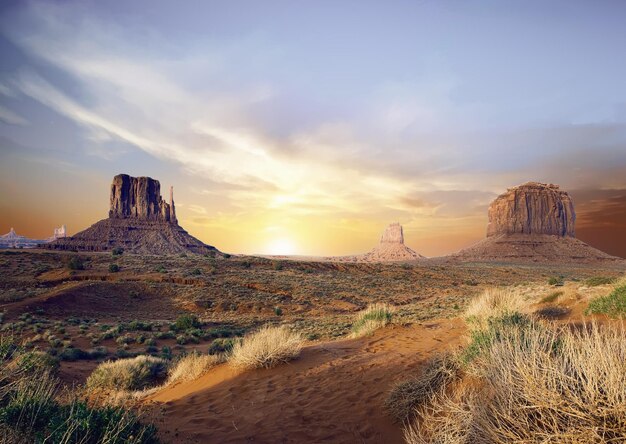 Photo vue des formations rocheuses au coucher du soleil