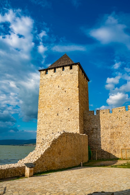 Vue à la forteresse médiévale de Golubac en Serbie