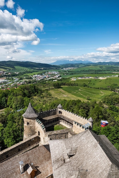 Vue de la forteresse slovaque Château de Stara Lubovna dans les Hautes Tatras République slovaque