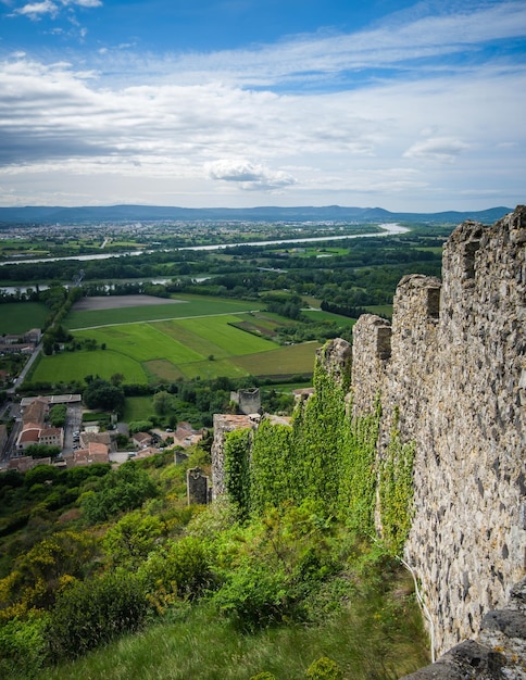 Vue sur la fortification médiévale du village de Rochemaure, la campagne et la vallée du Rhône