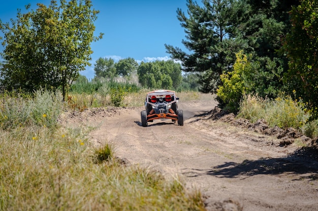 Vue fraîche sur le véhicule tout-terrain UTV 4x4 en compétition en été