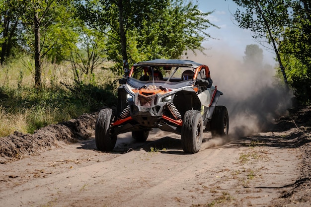 Vue fraîche sur le véhicule tout-terrain UTV 4x4 en compétition en été