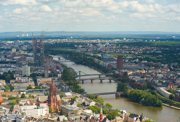 Vue de Francfort-sur-le-Main sur fond de ciel bleu