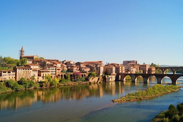 Photo vue sur le front de mer d'albi