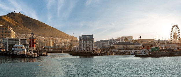 Vue sur le front de mer du Cap depuis un bateau