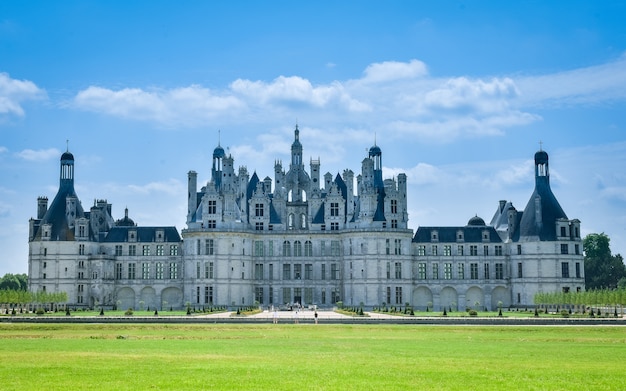 Vue frontale dans une journée ensoleillée au château de Chambord France en juillet