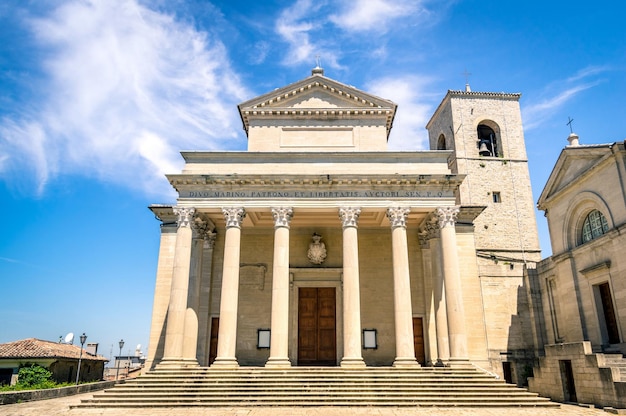 Photo vue frontale de l'église saint-marin basilique rsm