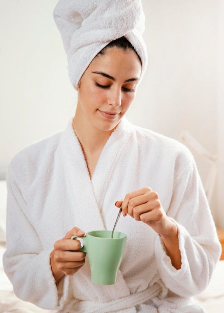 Vue Frontale, De, Femme, Avoir Café, Chez Soi, Après, Bain