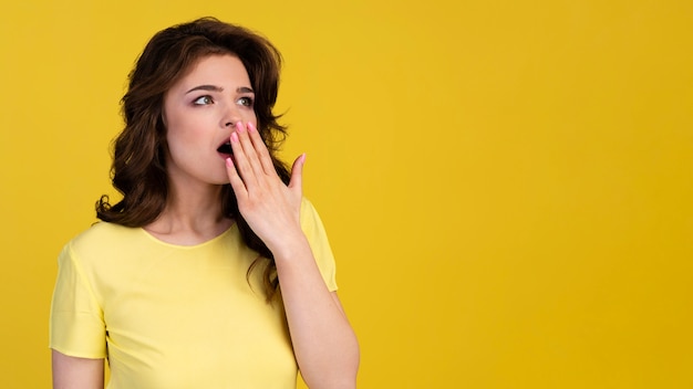 Photo vue frontale, de, femme bâillement