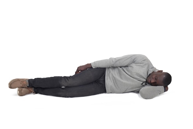 vue frontale d'un homme allongé sur le sol sur fond blanc
