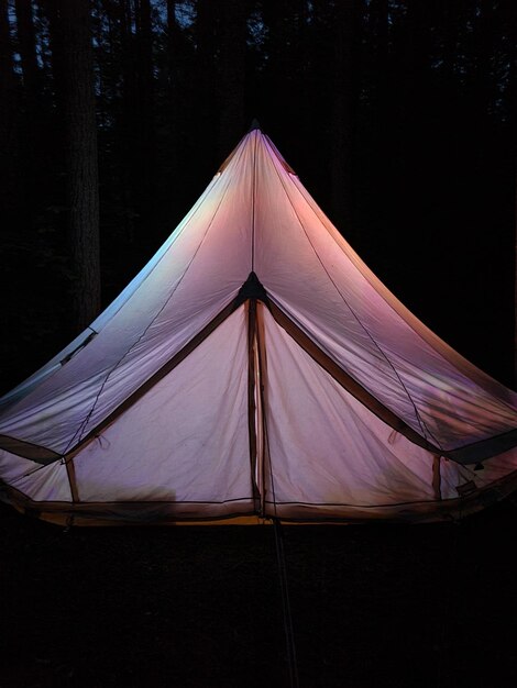 Photo vue frontale de la tente du clocher la nuit