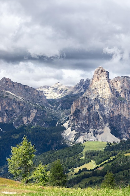 Vue frontale de toute la montagne Sassongher Photo verticale