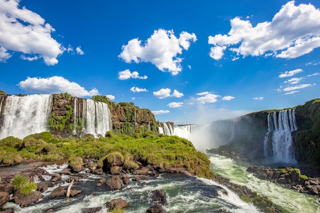 Vue de la frontière des chutes d'Iguazu entre le Brésil et l'Argentine