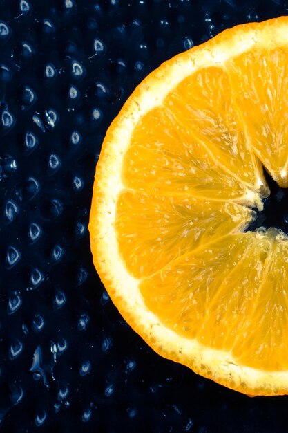 Une vue d'un fruit orange coupé mûr juteux