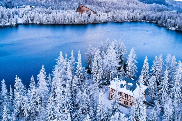 Vue gelée d'hiver sur le lac Strbske pleso lac Strbske dans le parc national des Hautes Tatras Slovaquie paysage Europe