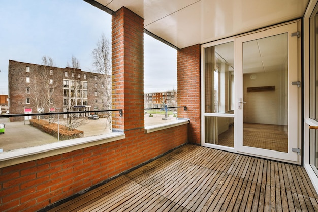 Vue générale d'un balcon en briques vernissées