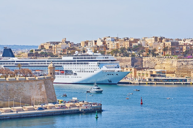 Vue générale du grand port de La Valette à Malte avec un grand paquebot de croisière dans la baie de la mer.