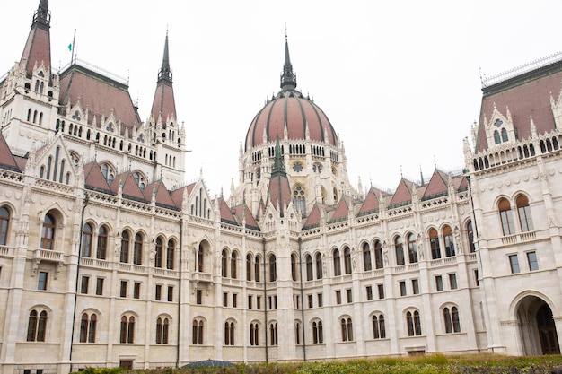 Vue générale du Parlement hongrois, Budapest.