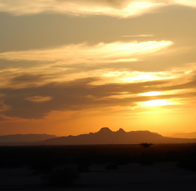 Vue générale du paysage avec coucher de soleil et ciel avec nuages