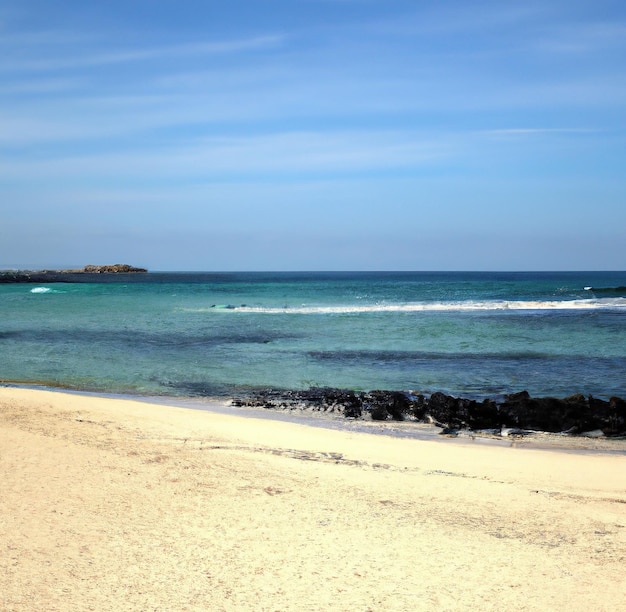 Vue générale de la plage ensoleillée avec mer de rochers et ciel bleu