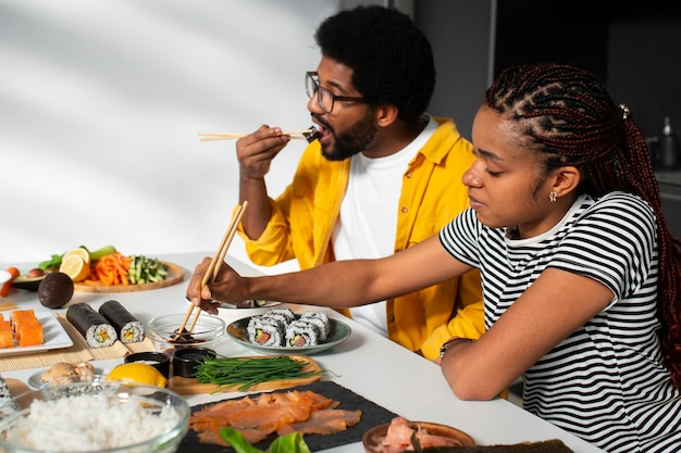 Vue des gens apprenant à faire le sushi traditionnel