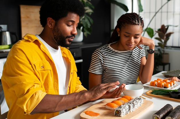 Vue des gens apprenant à faire le sushi traditionnel