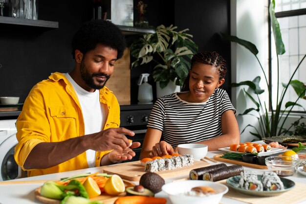 Vue des gens apprenant à faire le sushi traditionnel