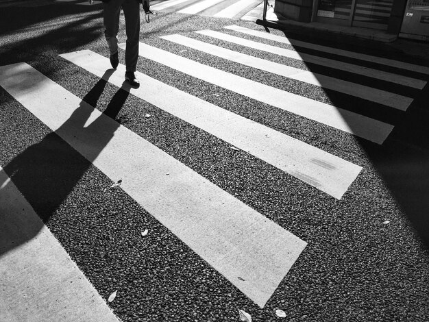 Vue des gens debout sur la route