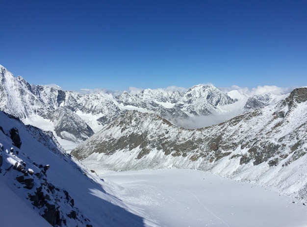 Vue sur le glacier depuis le col de la montagne Delone