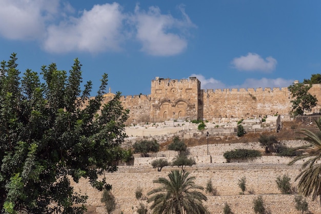 Vue sur le Golden Gate ou la porte de la miséricorde sur le côté est du mont du Temple de la vieille ville d'Israël