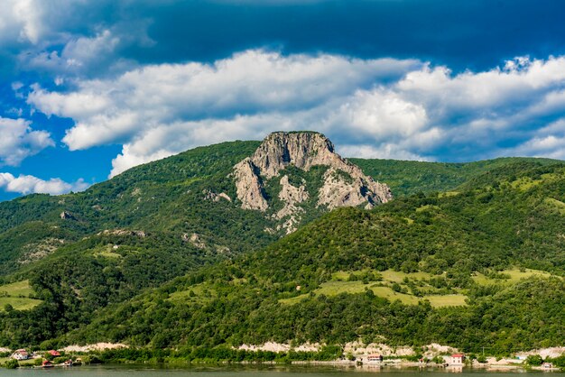 Vue sur les gorges du Danube à Djerdap sur la frontière serbo-roumaine