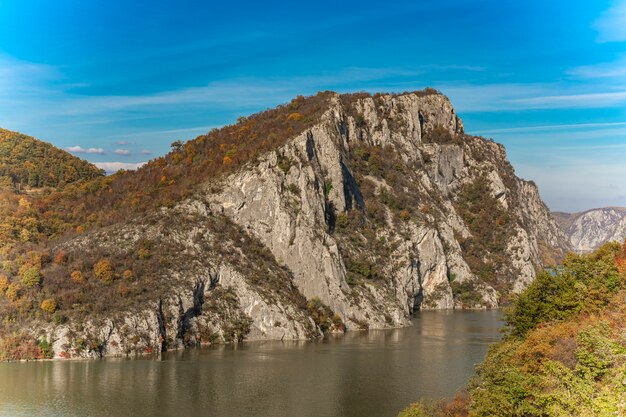 Vue sur les gorges du Danube à Djerdap à la frontière serbo-roumaine