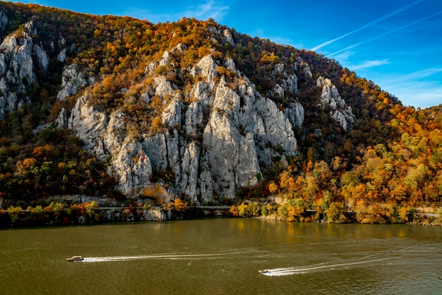 Vue sur les gorges du Danube à Djerdap à la frontière serbo-roumaine