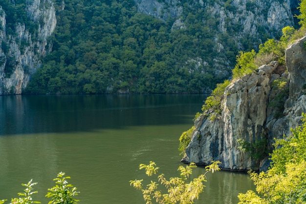 Vue sur les gorges du Danube à Djerdap à la frontière serbo-roumaine