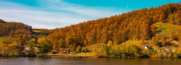 Vue sur les gorges du Danube à Djerdap à la frontière serbo-roumaine